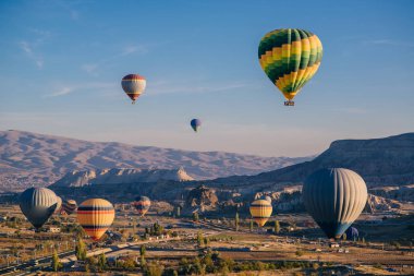 birçok balon gökyüzünde Göreme Milli Parkı'nda