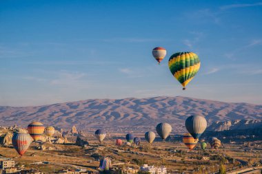 çok renkli balonlar içinde dağlar yukarıda gökyüzü