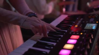 klavye oyuncu oynamak synthesizer yakın çekim