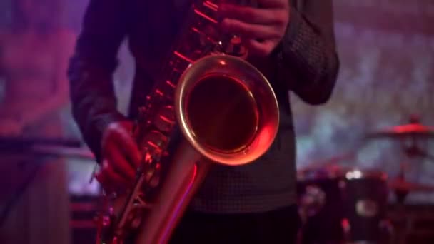 Man spelar saxofon under konsert. närbild — Stockvideo