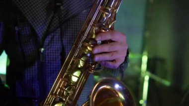 adam oyun saksafon konser sırasında. yakın çekim