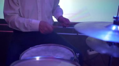 davul çalma sırasında performansı adam