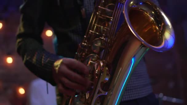 Hombre tocando el saxofón durante el concierto. de cerca — Vídeo de stock