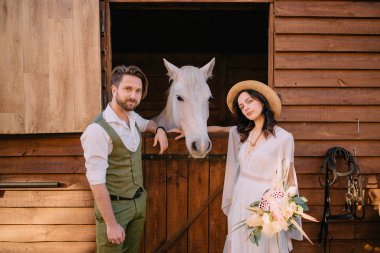 şık çift ayakta ve ahır sarılma