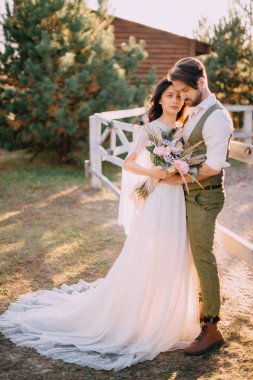 şık romantik çift ayakta ve çiftlikte sarılma