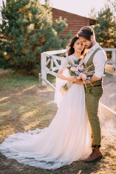 Élégant couple romantique debout et câlin sur ranch — Photo