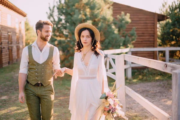 Boho-style sposi a piedi sul ranch, giorno d'estate — Foto Stock