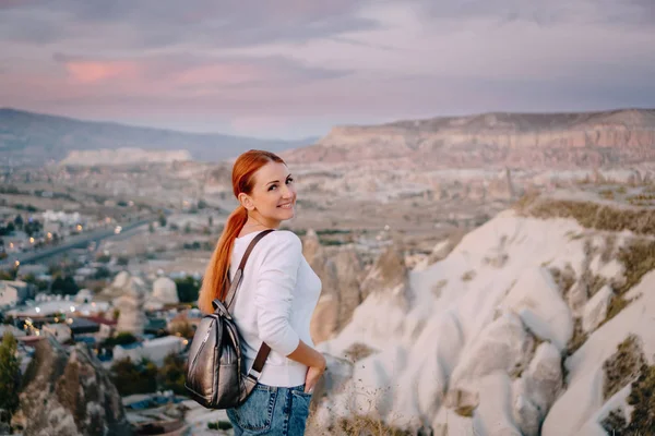 Junge Touristin stellt sich gegen Berglandschaft — Stockfoto