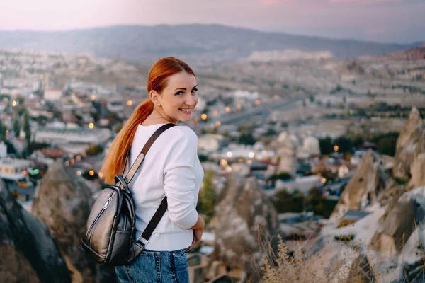 幸せな女観光客は山の風景に立っています。 — ストック写真