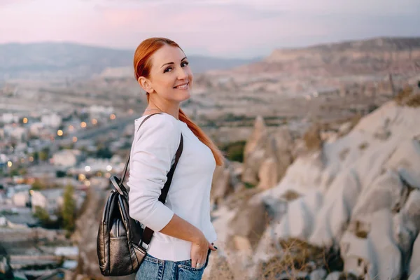 Jonge vrouw toeristische staat tegen berglandschap — Stockfoto
