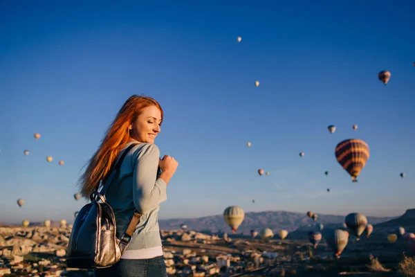 Junge Touristin steht auf Luftballons — Stockfoto