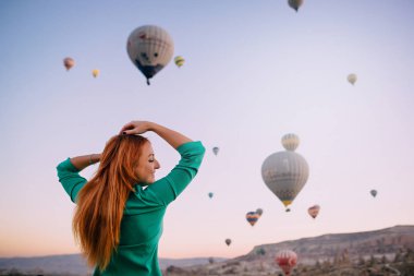 Balonlar silah arayan genç kadın uzanmış