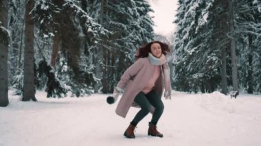 mutlu kadın twinter Park'ta atlar