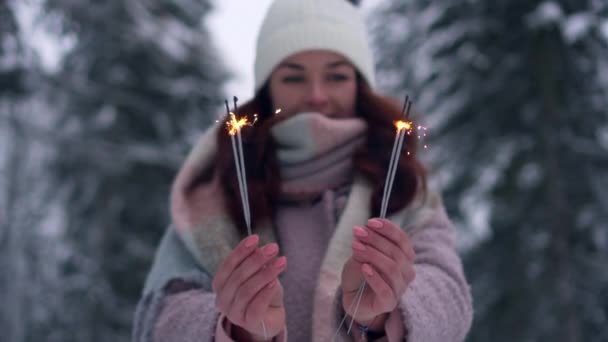 Primer Plano Las Manos Femeninas Sosteniendo Bengalas Ardientes — Vídeo de stock