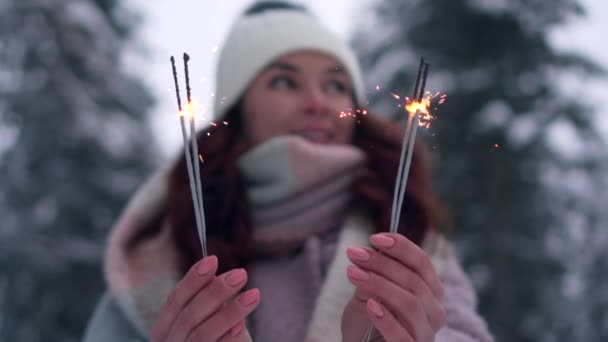 Primer plano de las manos femeninas sosteniendo bengalas ardientes — Vídeo de stock