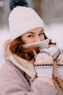 yüzü soğuk karlı ormanda erkek kapsar