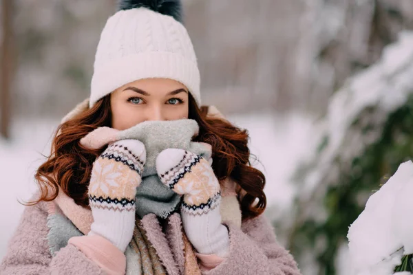 Mujer joven se para en el parque nevado en el día de invierno —  Fotos de Stock