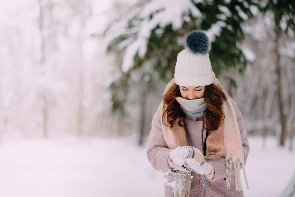 Mujer joven haciendo las manos bola de nieve en el parque —  Fotos de Stock