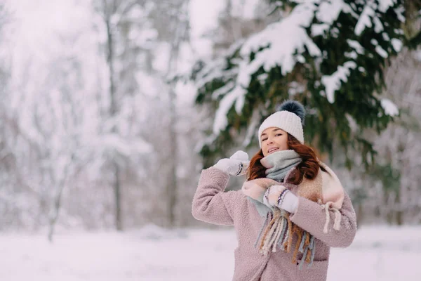 mutlu erkek kartopu parkta atar.