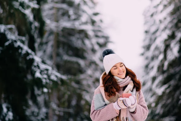 Mujer Joven Sosteniendo Taza Sus Manos Pie Parque Cubierto Nieve —  Fotos de Stock