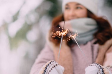 Havai fişekleri kadının elinde, seçici odak yanan