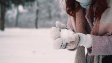 Kadın el mittens, kartopu, yakın çekim yapacaklar