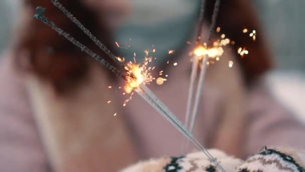 Étincelles brûlantes dans les mains des femmes, foyer sélectif — Video