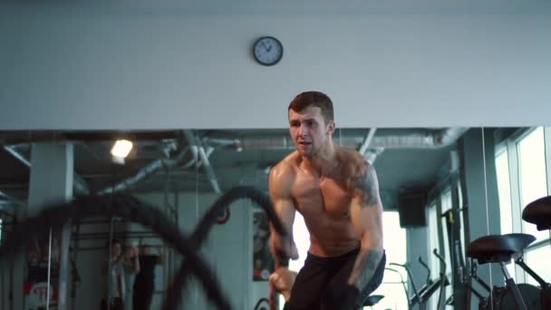 Strong man working out with Battle Ropes, slow motion — Stock Video