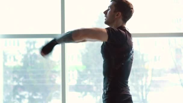 Boxer, vede boj se stínem v tělocvičně — Stock video
