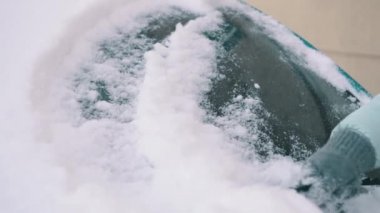 kadın kar araba cam kaldırır.