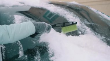 kadın kar ön cam kaldırır, yakın çekim