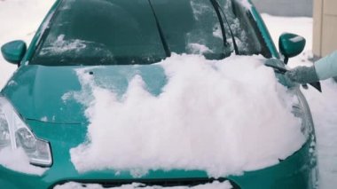 Genç kadın kar arabasını başlık kaldırır.