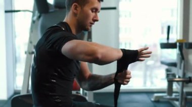 fitness salonunda tamamladı delme koyarak erkek