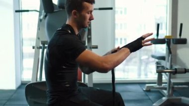 fitness salonunda tamamladı delme koyarak erkek