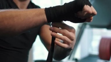 Erkek savaşçı yandan tamamladı koyar