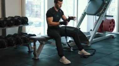 fitness salonunda tamamladı delme koyarak erkek