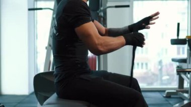 fitness salonunda tamamladı delme koyarak erkek