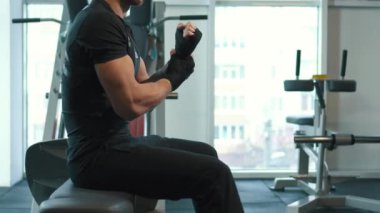 Kamera mücadele öncesi içine genç erkek boxer görünüyor