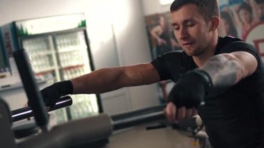 Erkek atlet egzersiz jimnastik salonu, asimetrik paralel üzerinde Kapat