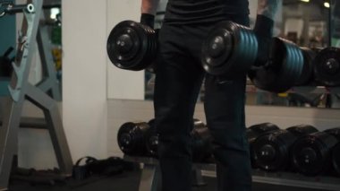 Ağır dumbbells elinde tutan Asansör-up, yapan erkek