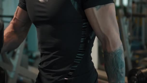 Erős, sportos férfi szivattyúzás fel izmokat testépítés edzéstervet — Stock videók