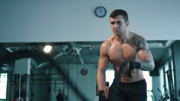 Sterke man uit te werken met Battle Ropes — Stockvideo