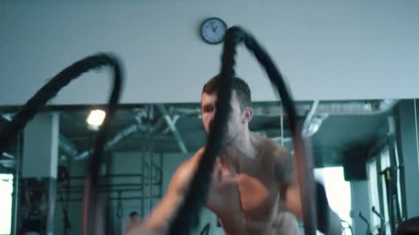 Entrenamiento Atleta Masculino Con Cuerda Batalla Gimnasio — Vídeo de stock