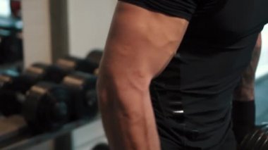 kasları egzersiz vücut geliştirme kavramı pompalama güçlü atletik erkek