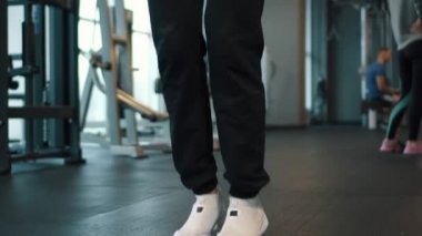 kaslı adam ip atlama spor salonunda tren