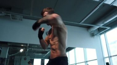 Beyaz genç erkek dövüş gölge içinde jimnastik salonu