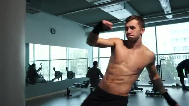 在健身房里的年轻人拳击梨 — 图库视频影像