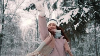 Erkek kartopu park, yavaş atar.