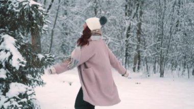 neşeli kadın koşuşturma içinde kış orman