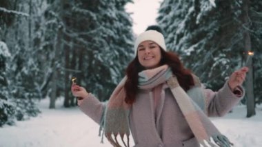 kadın bengal ışıkları ile onun elinde fırtınası.